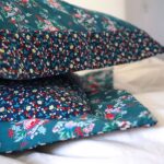 DEPLUSBELLE Une collection élégante et raffiné - housse de coussin "English rose" jardin des roses sur le fond bleu nuit et vert foncé 45x45 cm!