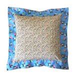 DEPLUSBELLE Housse de coussin artisanale à volant, 45x45 cm. Panier souple assortis aux housses est disponible sur le site www.deplusbelle.com!