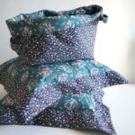 DEPLUSBELLE Panier de rangement souple reversible L32xL22xH24 en coton et molleton lavable à 30 degrés! Housses de coussins assortis sont disponible sur le site www.deplusbelle.com!