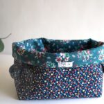 DEPLUSBELLE Panier souple reversible L32xL22xH24 en coton et molleton lavable à 30 degrés! Housses de coussins assortis sont disponible sur le site www.deplusbelle.com!