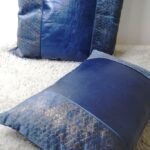 DEPLUSBELLE coussins en cuir bleu rectangulaire et carré avec finition en passepoile. Possibilité sur mesure!