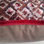 DEPLUSBELLE housse de coussin en velours BEIGE en sequins en motif geometrique avec passepoil rouge foncé 40x40 cm!