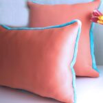 DEPLUSBELLE housse de coussin en fause fourrure bleue azure et néoprène corail - couleurs vifs pour une chambre d'enfant!
