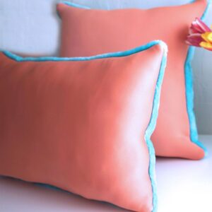 DEPLUSBELLE housse de coussin en fause fourrure bleue azure et néoprène corail - couleurs vifs pour une chambre d'enfant!