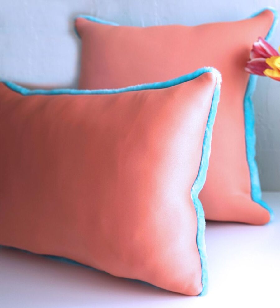 DEPLUSBELLE housse de coussin en fause fourrure bleue azure et néoprène corail - couleurs vifs pour une chambre d'enfant!