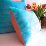 DEPLUSBELLE housse de coussin en fause fourrure bleue azure et néoprène corail - couleurs vifs pour une chambre d'enfant!