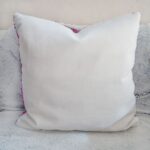 DEPLUSBELLE housse de coussin carre ou rectangulaire en velours blanc cassé sequins fuschia. Sur mesure possible selon disponibilité des tissus en stock.