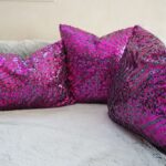 DEPLUSBELLE housse de coussin carre ou rectangulaire en velours blanc cassé sequins fuschia. Sur mesure possible selon disponibilité des tissus en stock.