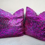 DEPLUSBELLE housse de coussin carre ou rectangulaire en velours blanc cassé sequins fuschia. Sur mesure possible selon disponibilité des tissus en stock.