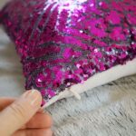 DEPLUSBELLE housse de coussin en velours blanc cassé sequins fuschia extra brillants avec fermeture zip invisible!