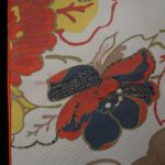 DEPLUSBELLE decorez votre salon avec une housse unique en velours blanc cassé et néoprène imprimé des couleurs pâles avec passepoil orange!