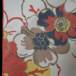 DEPLUSBELLE vous propose une housse de coussin unique en velours blanc cassé et néoprène imprimé avec passepoil orange!