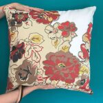 DEPLUSBELLE vous propose une housse de coussin unique brodée de 54x54 cm!