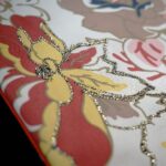 DEPLUSBELLE vous propose une housse de coussin unique brodée de 54x54 cm!