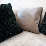 DEPLUSBELLE housse de coussin jesrsey en velours noir aux sequins verts foncés et tissus d'ameublement beige sable 40x40 cm!