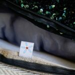 DEPLUSBELLE housse de coussin avec sequins verts noirs noir et tissus gris ou beige et finitions de qualité!