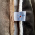 DEPLUSBELLE housse de velours chocolat beige avec passepoil blanc cassé 40x40 cm!