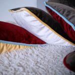 DEPLUSBELLE vous propose de decorer votre canapé a votre gout: taille 40x40 cm, jolie finition avec passepoil contrastant! commande des couleurs particuliers ou quantité possible selon le stock des tissus!