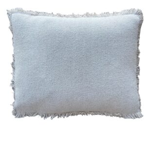 Coussin-minimalist-avec-frange-couleur-clair-rectangulaire-min