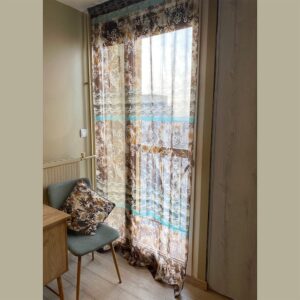 Voilage délicat avec motif tropical